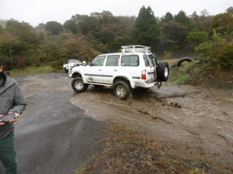 ランクル80　無事池から脱出